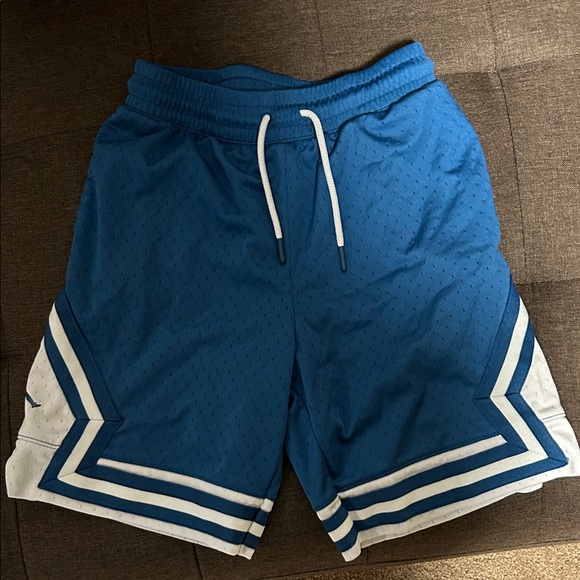 Youth medium Jordan shorts - Picture 1 of 3